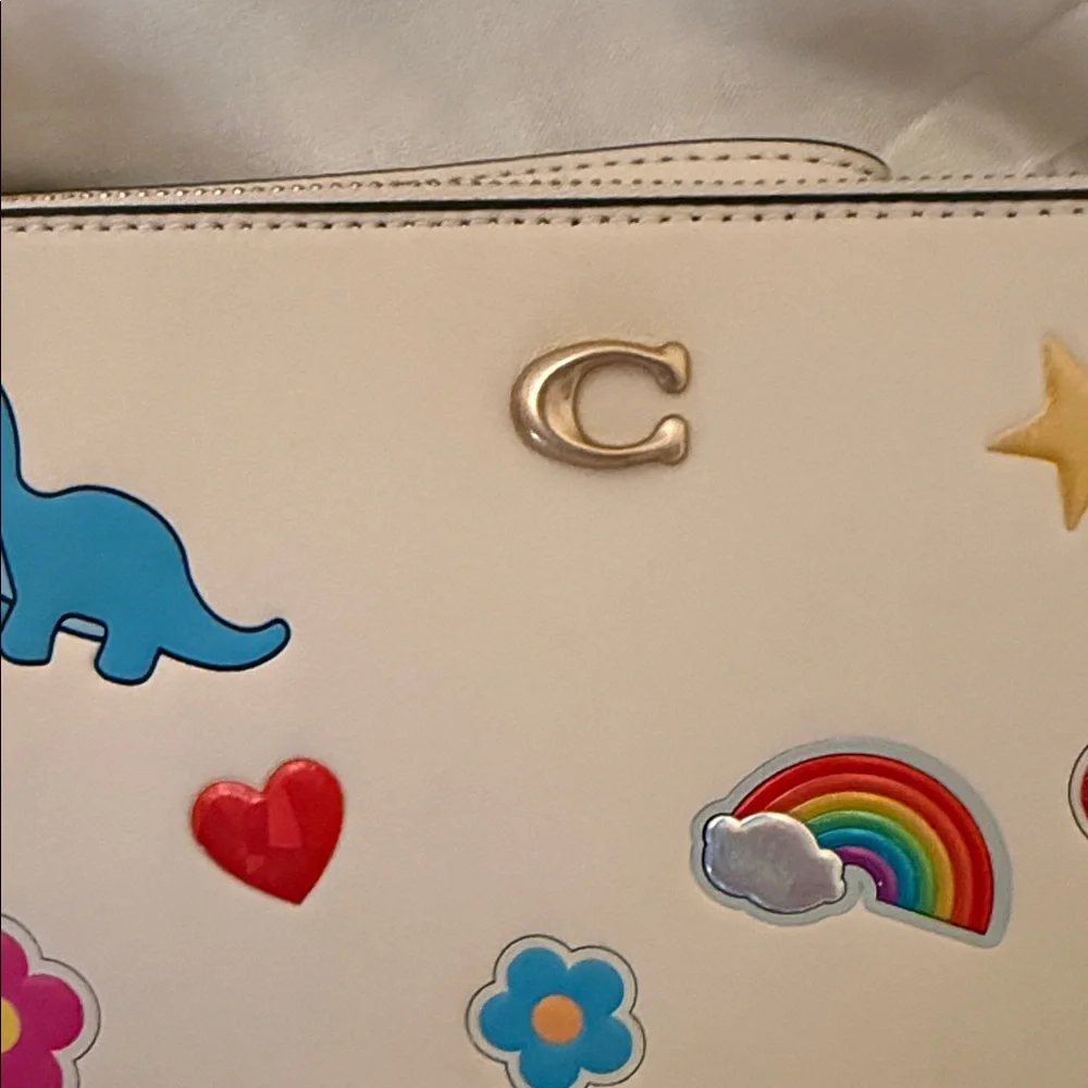 💜 NWT Coach Chalk Large  Essential Wristlet With Sticker Print and Gold Hardware - Picture 6 of 9